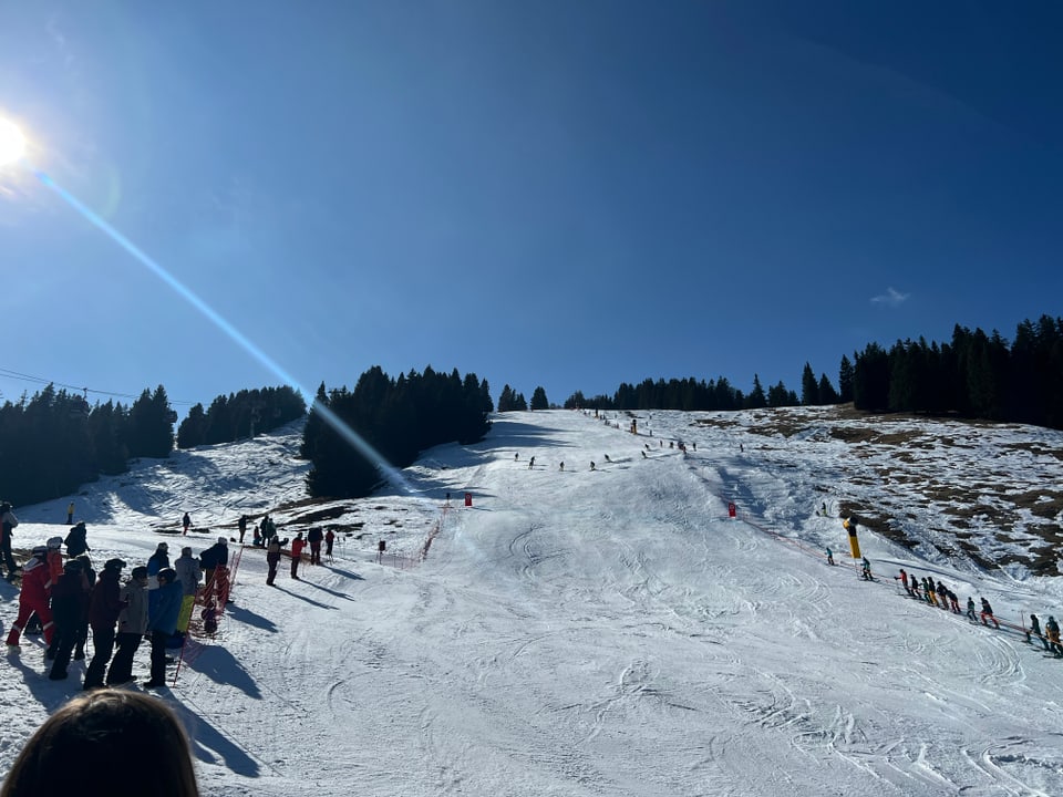 Blick von Weitem auf das Formationsfahren der Frauen.