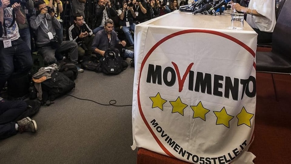 Il logo da la partida vi d'ina maisa durant ina preschentaziun da la partida.