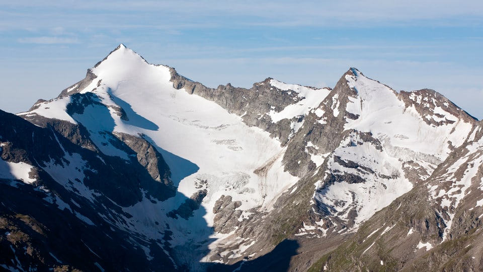 Il Piz Valragn è cun 3402 meters sur mar il pli aut culm da la chadaina dal Adula.