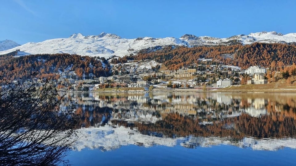 Vista sur il lai da San Murezzan sin la vischnanca, ils guauds èn mellans e sin las muntognas hai naiv.