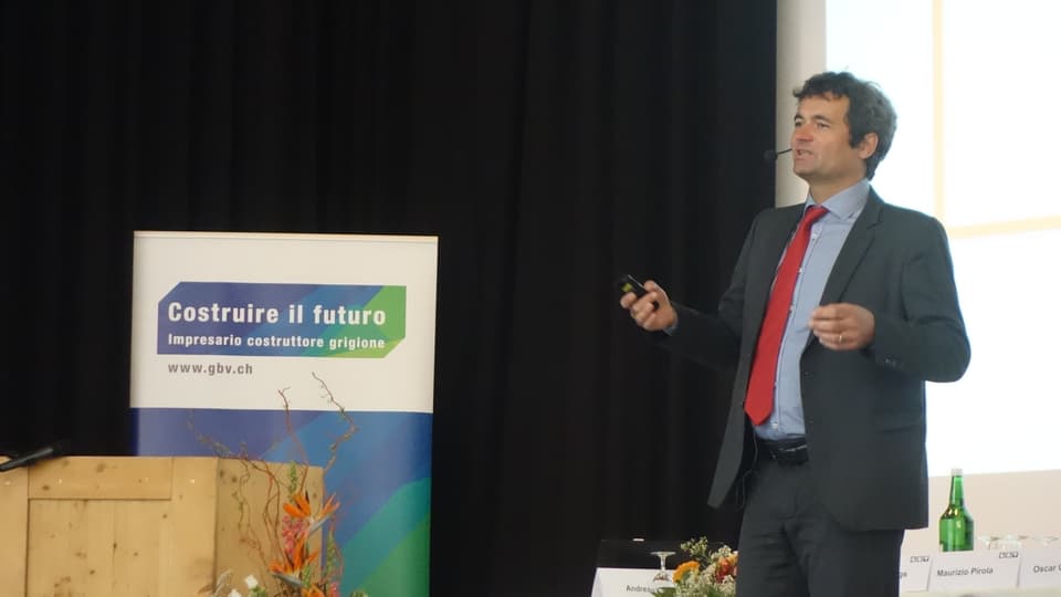 Rudolf Minsch da Economiesuisse durant ses referat ad Andeer en Val Schons.