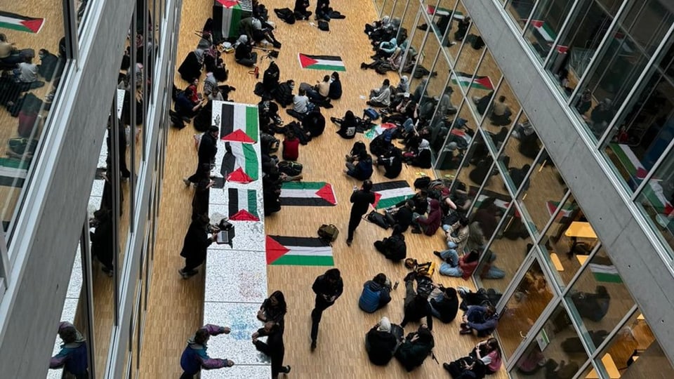 Studierende besetzen Eingang eines Uni-Gebäudes in Lausanne und fordern Boykott israelischer Wissenschafter.