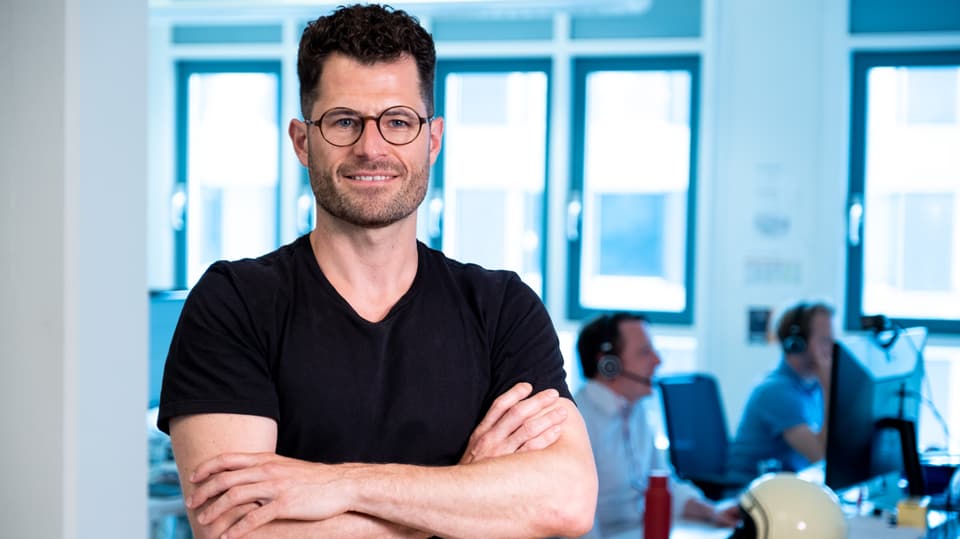 Andri Mengiardi in seinem Büro von Esurance