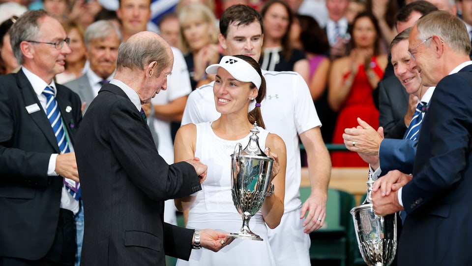 Giugadra da tennis svizra cun pocal.