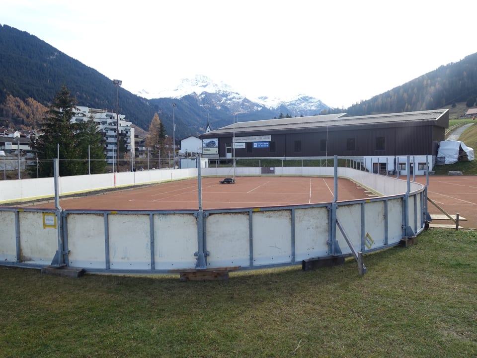 Questa plazza da tennis ch'è l'enviern in glasch, sto svanir perquai che la nova staziun da la pendiculara nova dovra dapli plaz.