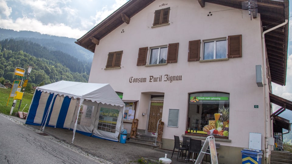 Per la festa da ventschidas dat è ina pitschna tenda avant la stizun da Zignau.