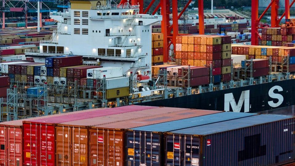 Containers da bartga davant ina bartga chargiada.