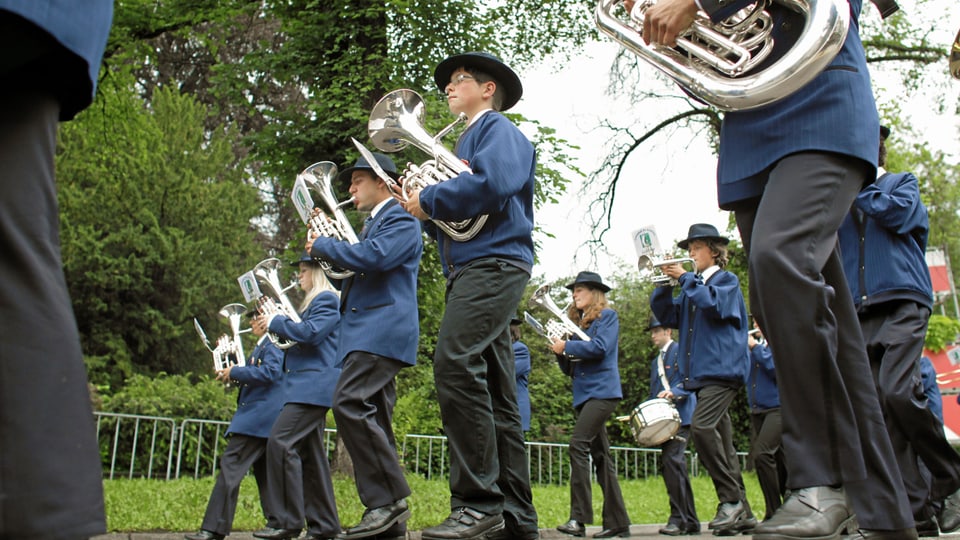 La societad da musica da Lumbrein durant marschar