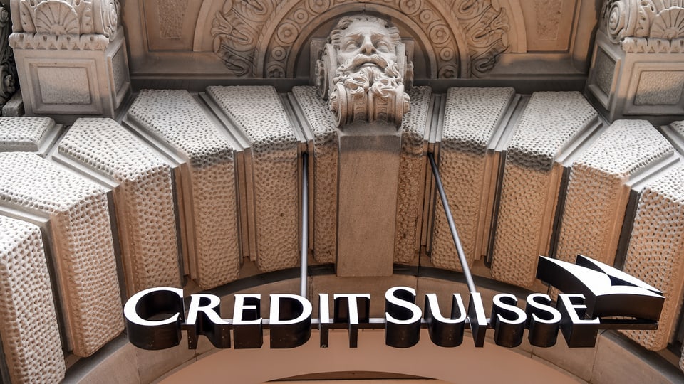 Purtret dal logo da la Credit Suisse che penda sut in portal. 