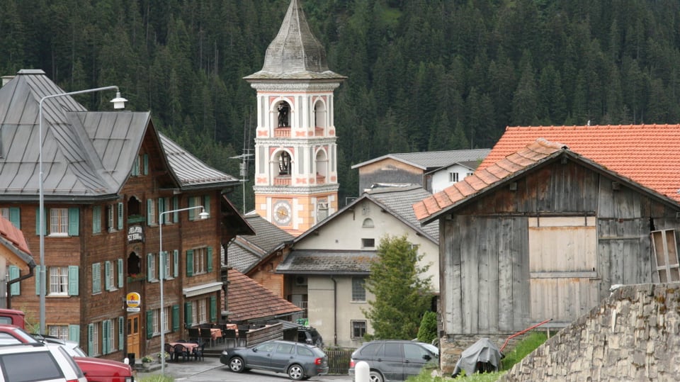 L’entrada dal vitg da Vrin davostiers il clutger baselgia