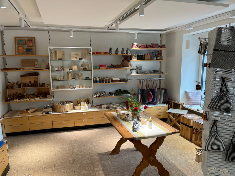 grosses Sortiment an handverarbeiten Produkten im neuen Laden von Movimento in Samedan. 
