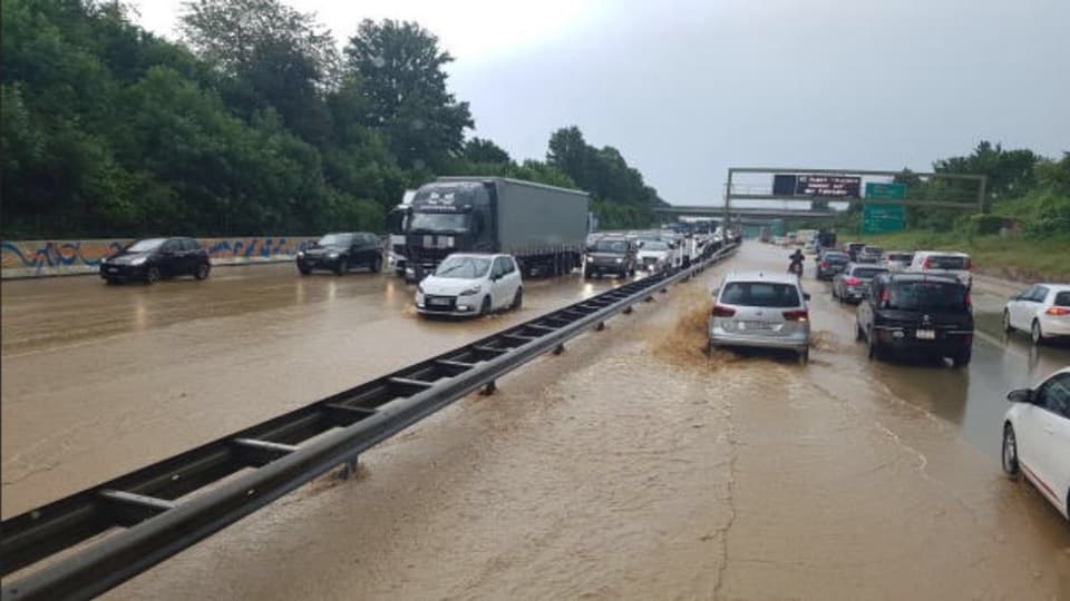 autostrada inundada cun blers autos e camiuns