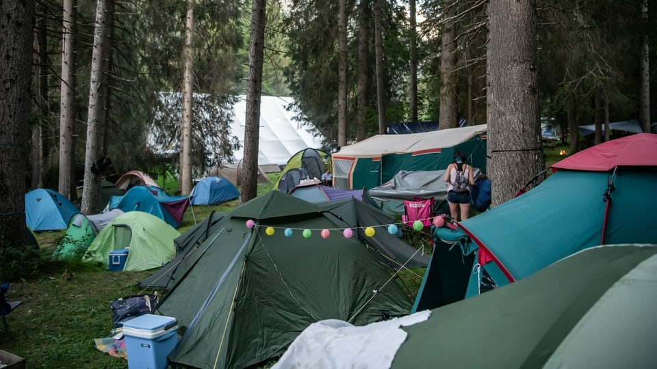 Open Air Safiental. Die „Zeltstadt“ direkt neben der Bühne.