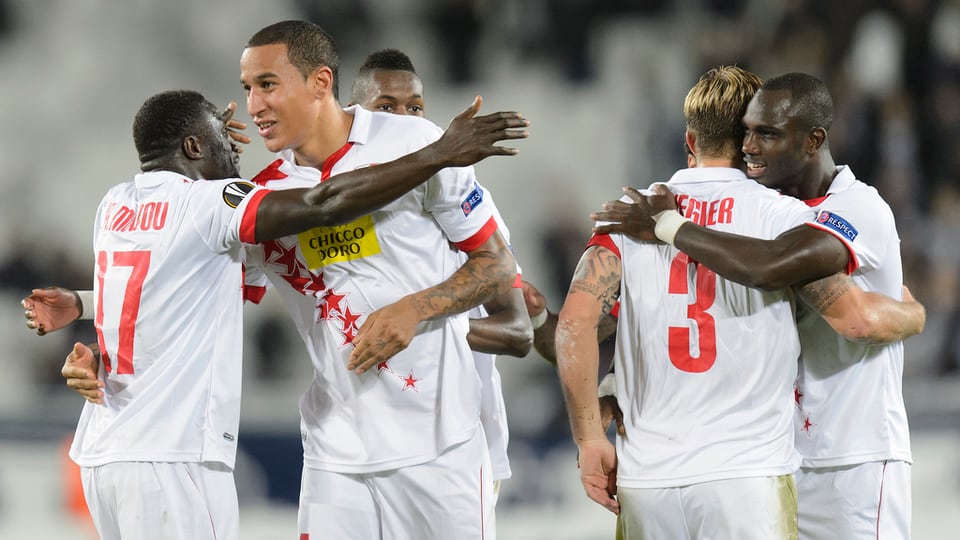 Giugaders dal FC Sion vid celebrar la victoria.