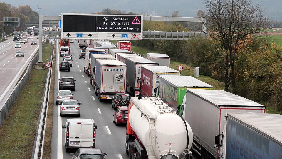 Autostrada cun colonnas da camiuns.