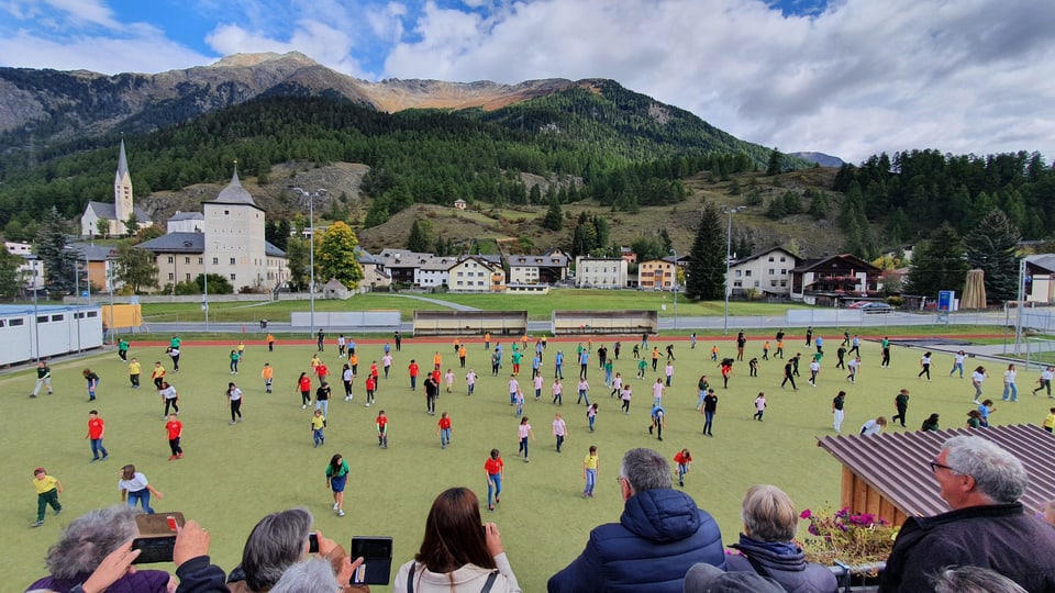 Ils uffants da Zernez sauten ensemen