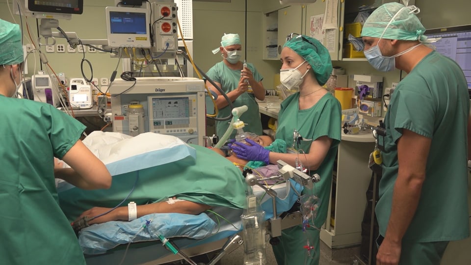 Purtret sco Ladina vegn preparada en la sala d'operaziun per la transplantaziun.