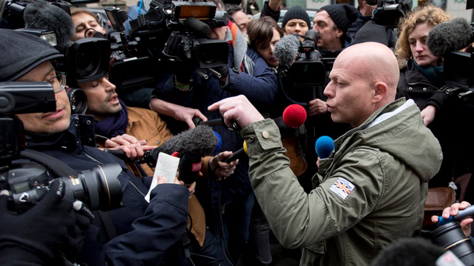advocat Sven Mary, qua sortind dal post central da la polizia a Brüssel.
