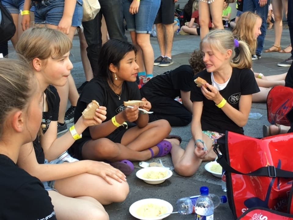 Kinder und Jugendchor Prättigau purtret dals uffants vid mangiar.