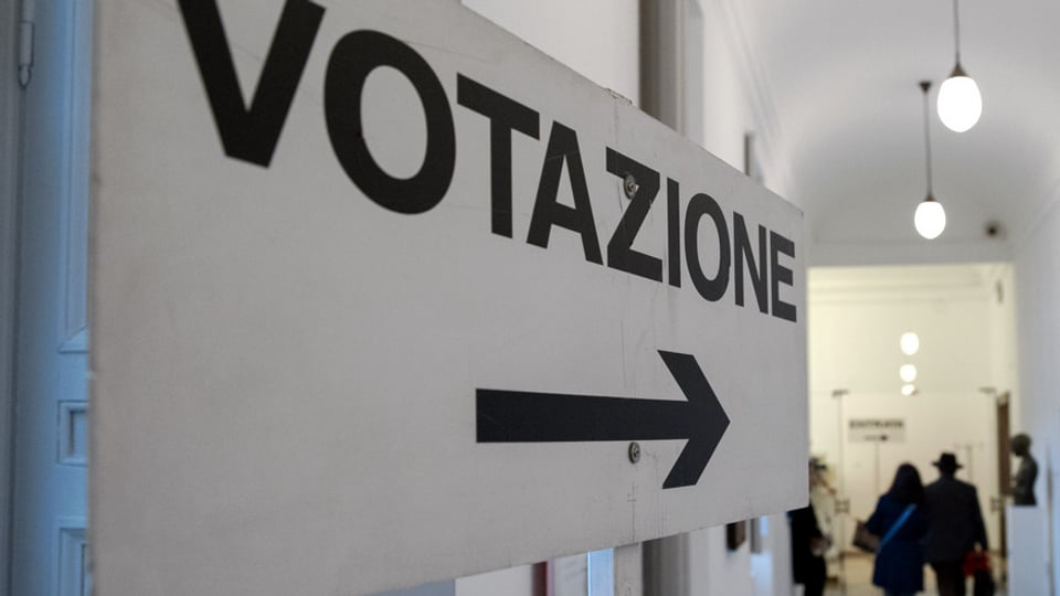 In tavla che mussa la direcziun tar il local da votar. 