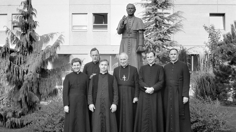 Marcel Lefebvre präsentiert 1982 seinen Nachvollger als Vorsteher der St. Pius X Bruderschaft.