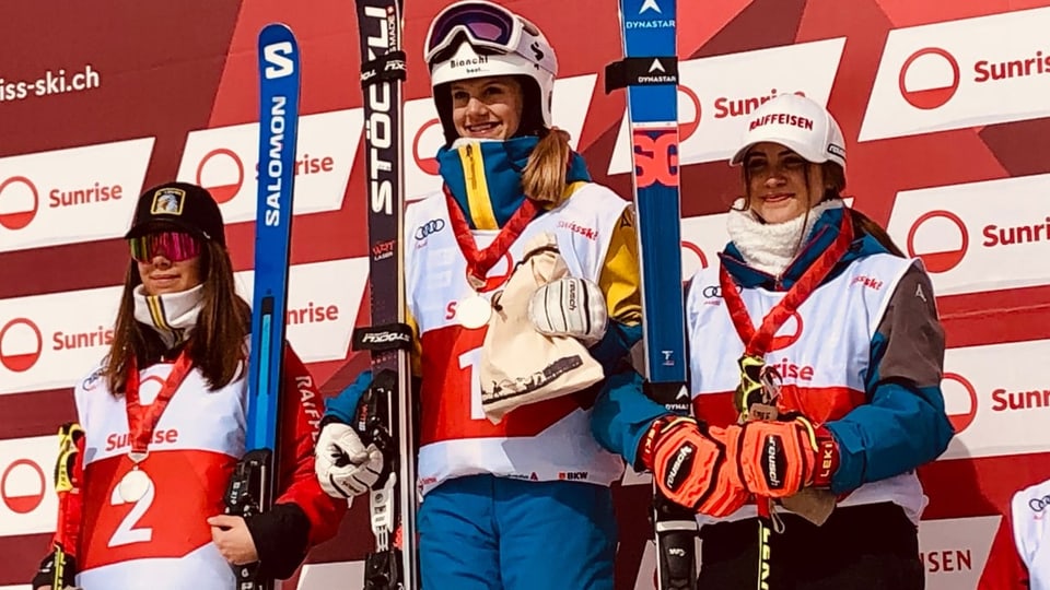 3 giuvnas sin il podest da skis