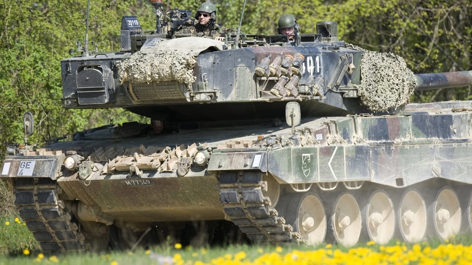 Panzer dal tip «Leopard 2» da l'armada svizra tar in exercezi.