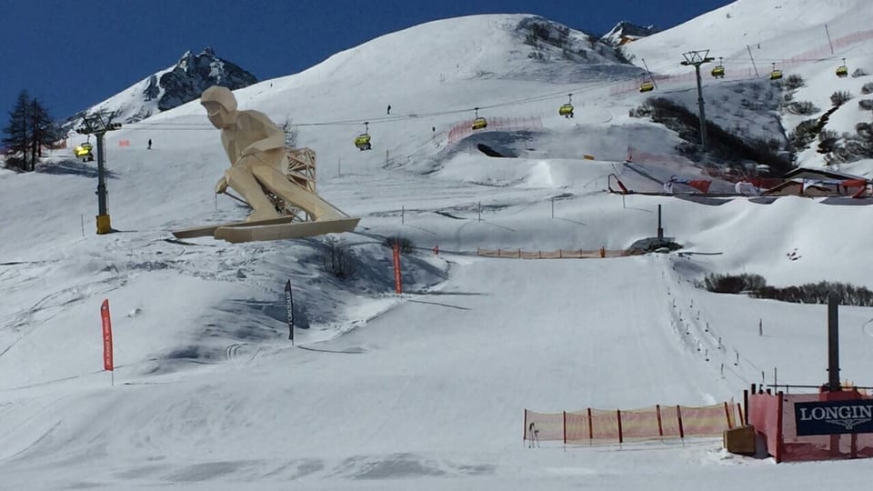 Ina figura d'in skiunz or da lain a l'ur d'ina pista da skis.