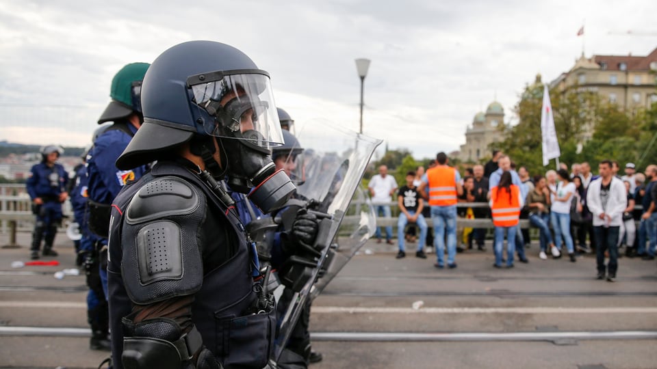 La polizia ha serrà la via suenter ch’igl ha dà cravals tranter Curds e Tircs naziunalists. 