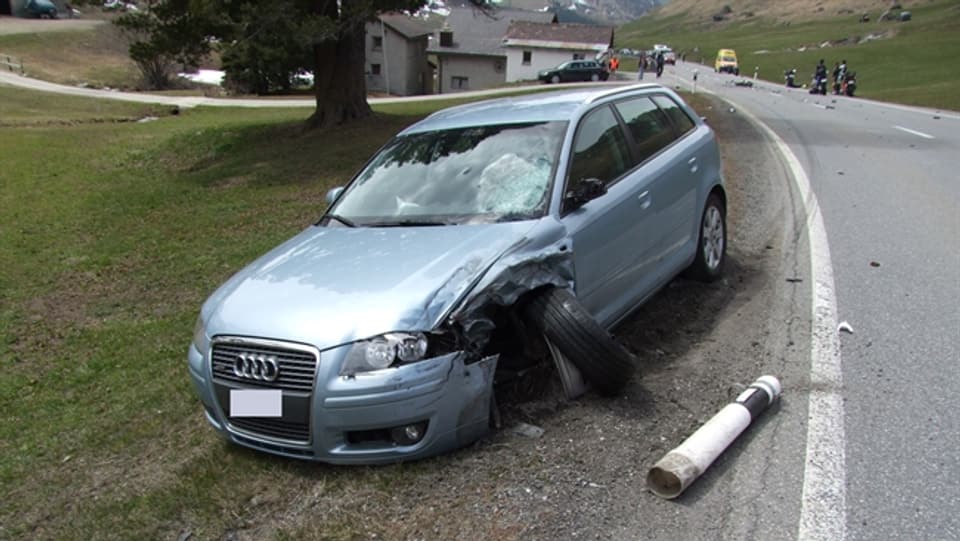 In auto donnegià sper la via che maina sur il pass dal Güglia