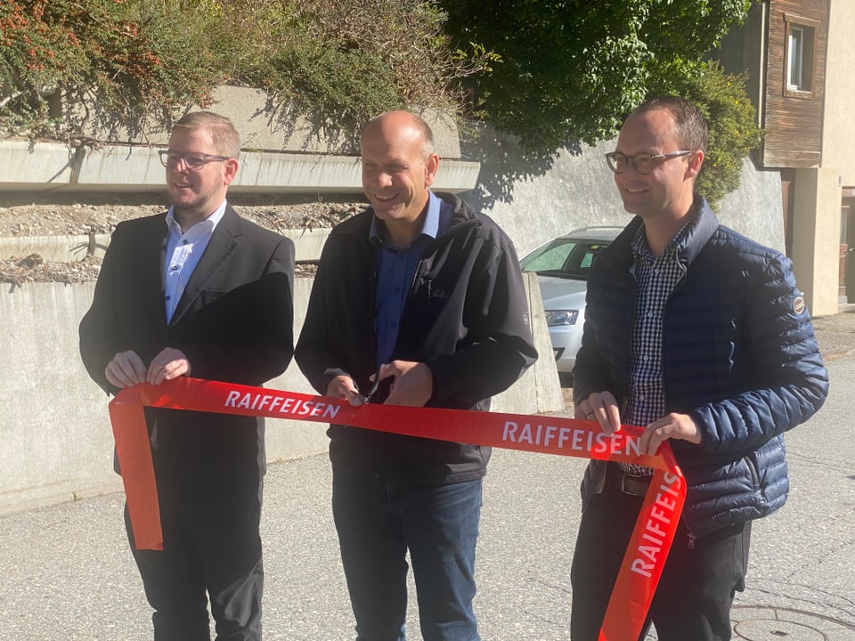 Da san.: Giancarlo Lozza (finanzas e sponsoring), Daniel Albertin, president communal Alvra, Reto Crameri (medias).