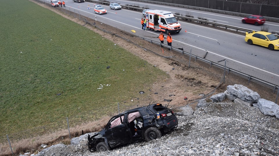 Vista sin in accident d'auto sin l'A13 sper Domat.