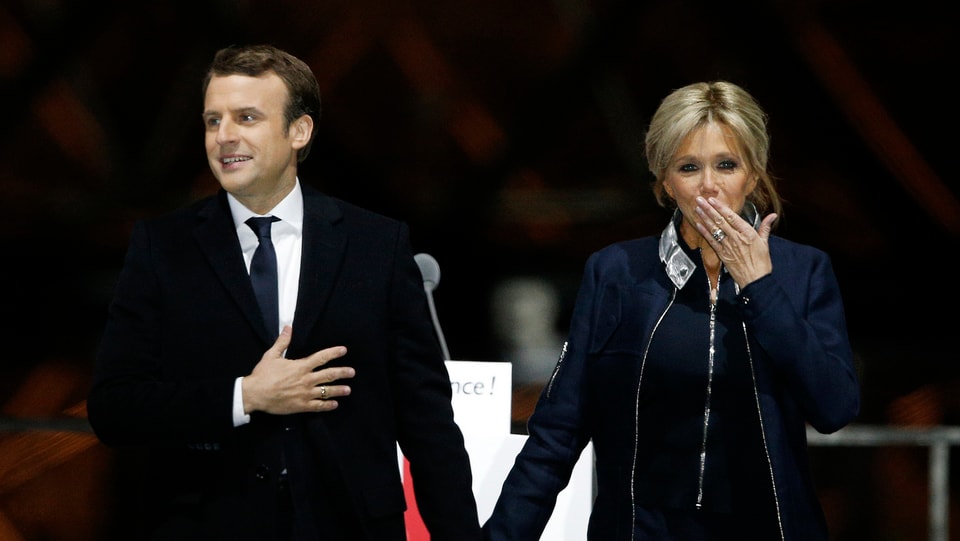 Emmanuel Macron e sia dunna Brigitte.