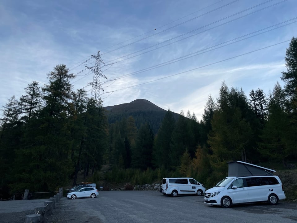 Ausflug Val Trupchun: Zwei Camper und ein Auto auf einem Parkplaz.