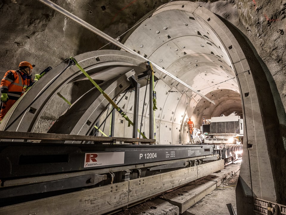 Ils elements vegnan transportads en il tunnel.