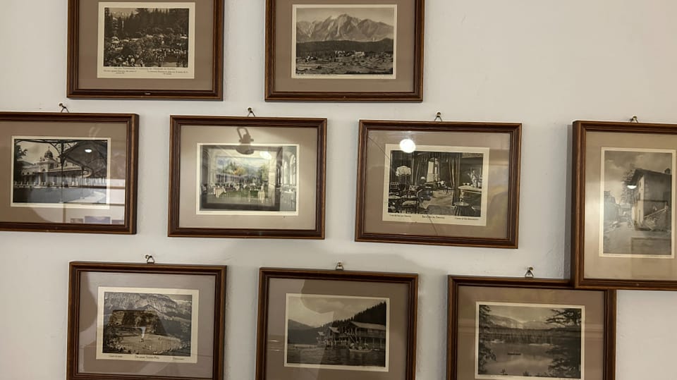 Fotos vergangener Zeiten, die im Hotelmuseum hängen