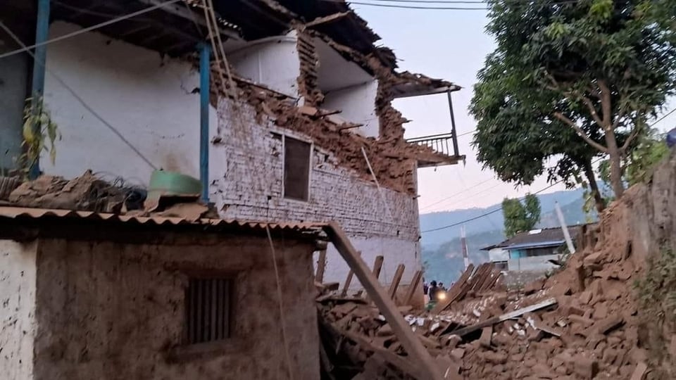 Ein beschädigtes Haus im Nepal, eingestürzt aufgrund des Erdbebens.
