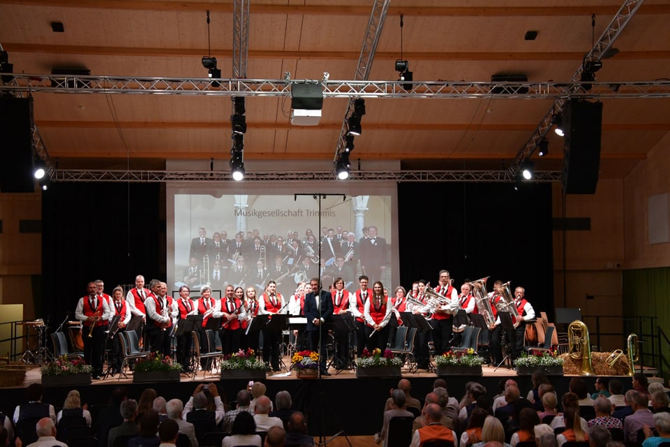 Musikverein Trimmis steht auf der Bühne