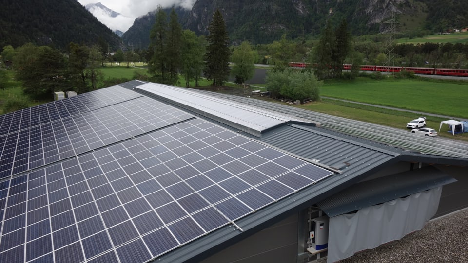 Quest indrizs solar tar la la nova halla d'eveniments tar l'arena a Cazas producescha electric per bun 70 chasadas.