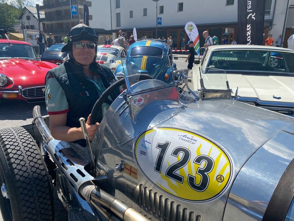 Holger Lange aus Winterthur steht vor seinem Oldtimer.
