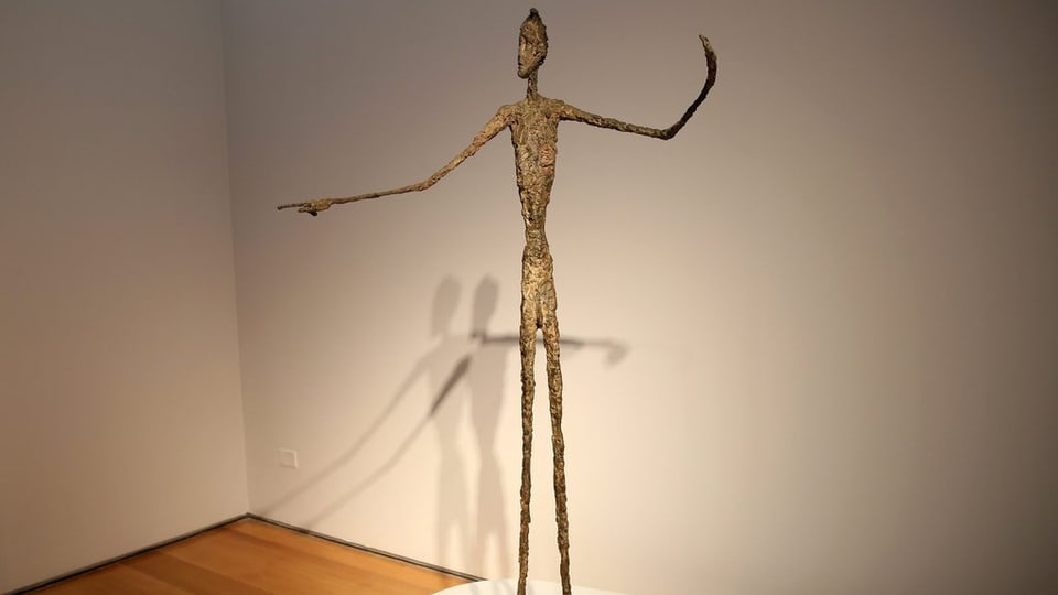 La statua «L'um che mussa» d'Alberto Giacometti.