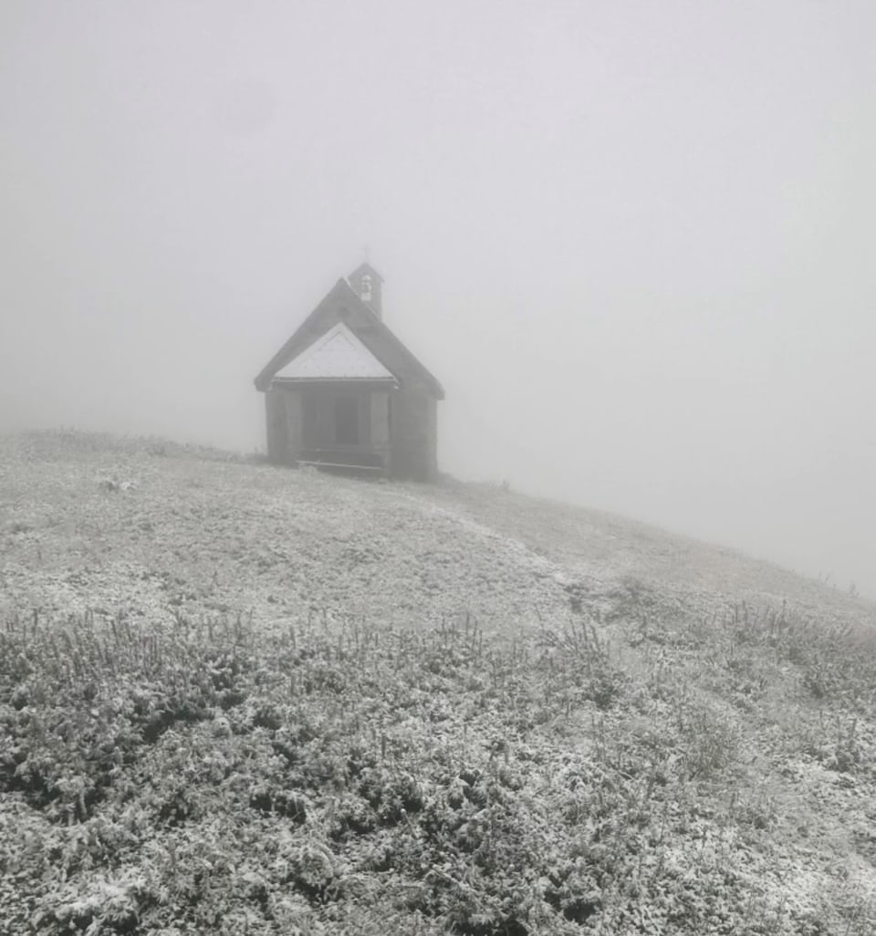 Kapelle mit Puderzucker-Schneeschicht auf dem Oberalppass