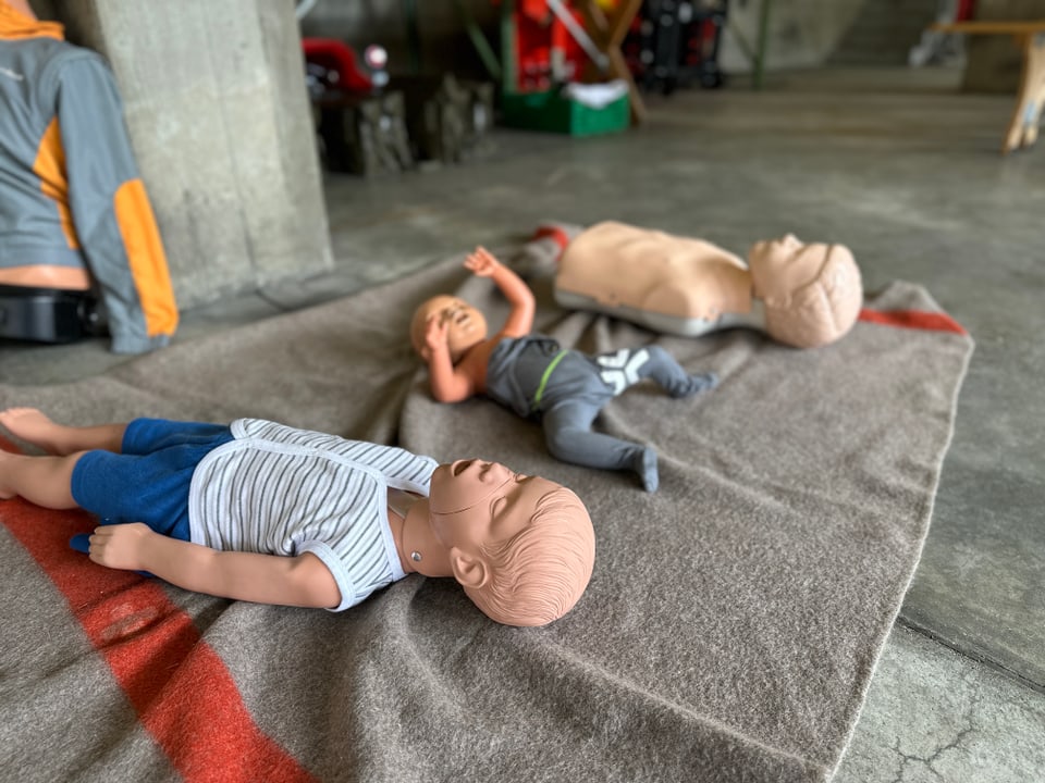 Kinder und Babypuppen stehen auch zur Verfügung um das richtige Reanimieren zu üben.