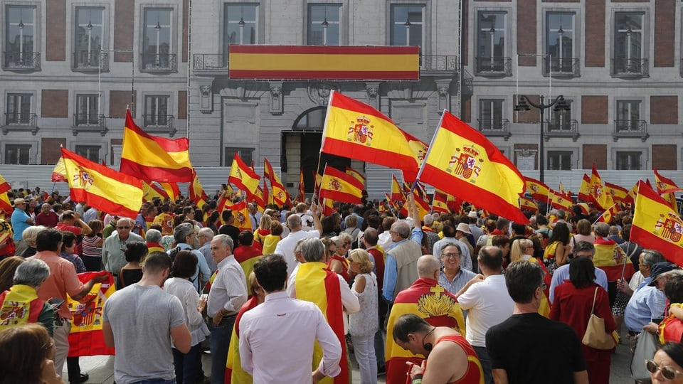 Protest a Madrid cunter il referendum d’independenza en Catalugna. 