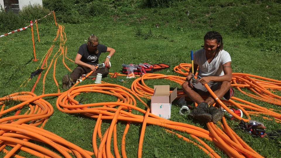 Duas persunas vid lavurs d'electricist.