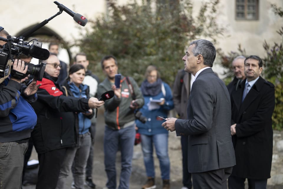 Foto da Ignazio Cassis circumdà da schurnalists