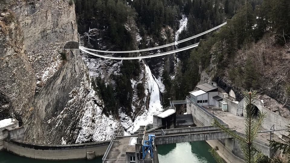 Davent da las duas punts pendentas ins avess ina vista sin il lai da fermada da Solas.