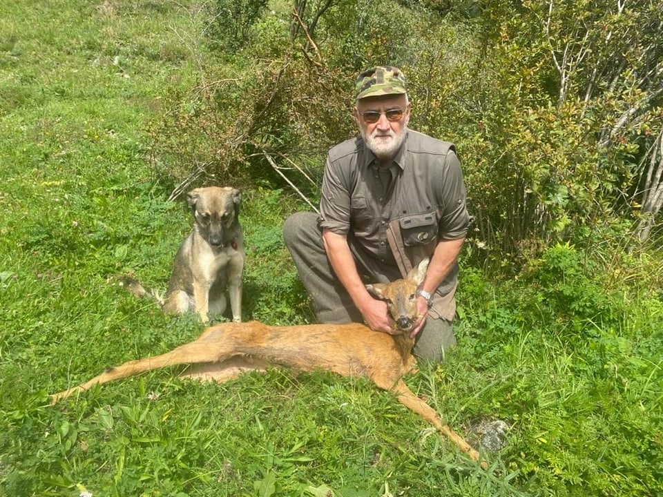 Jäger mit Hund und Rehgeiss