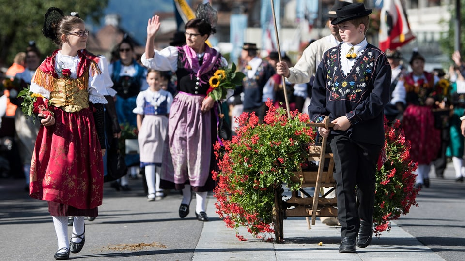 Grond e pitschen en costums al cortegi dad Interlaken. 