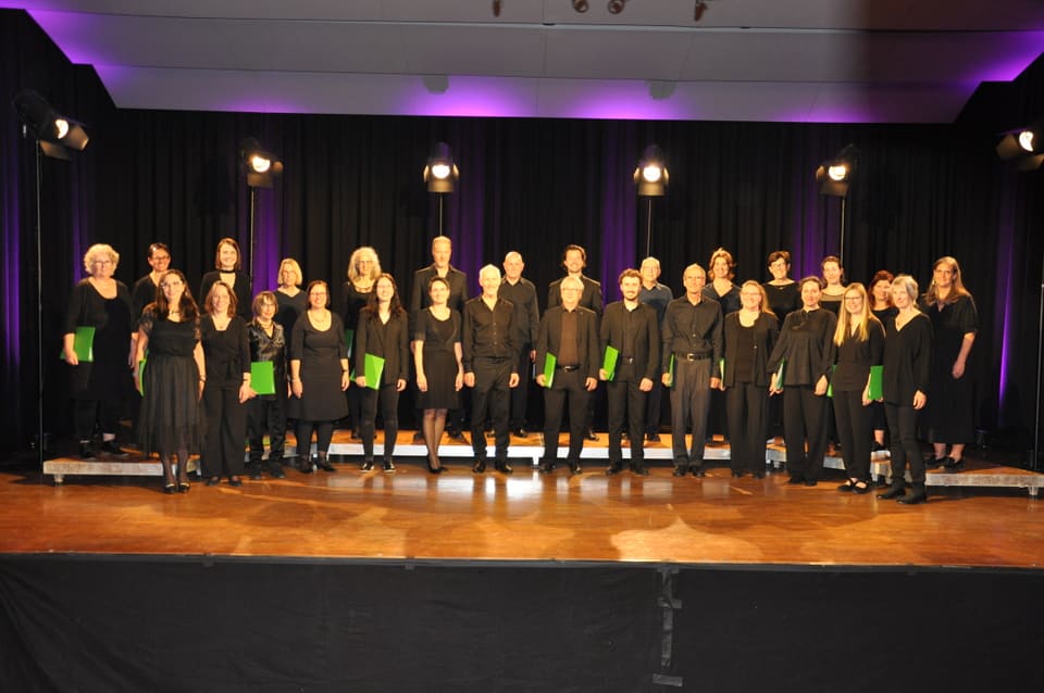 Gemischter Chor, choR inteR kultuR, gekleidet in schwarz mit grünen Notenmappen